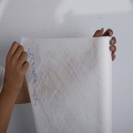 रोल पर नि: शुल्क नमूना 40 डिग्री सफेद पीवीए ठंडे पानी में घुलनशील गैर बुना हुआ कपड़ा